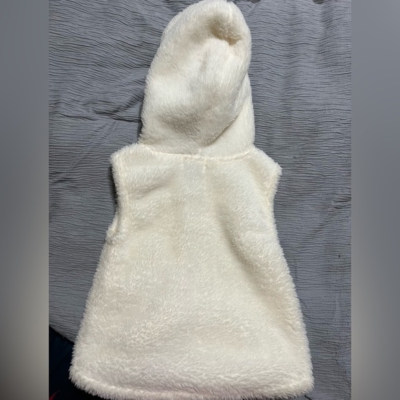 Old Navy Girls Toddler Fleece Vest W/Brown Wooden Closure 18-24mos. - Picture 3 of 3